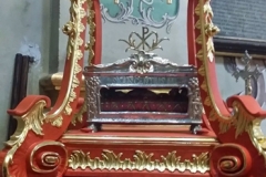 Feretron wraz z relikwiami św. Wincentego po renowacji – rok 2017