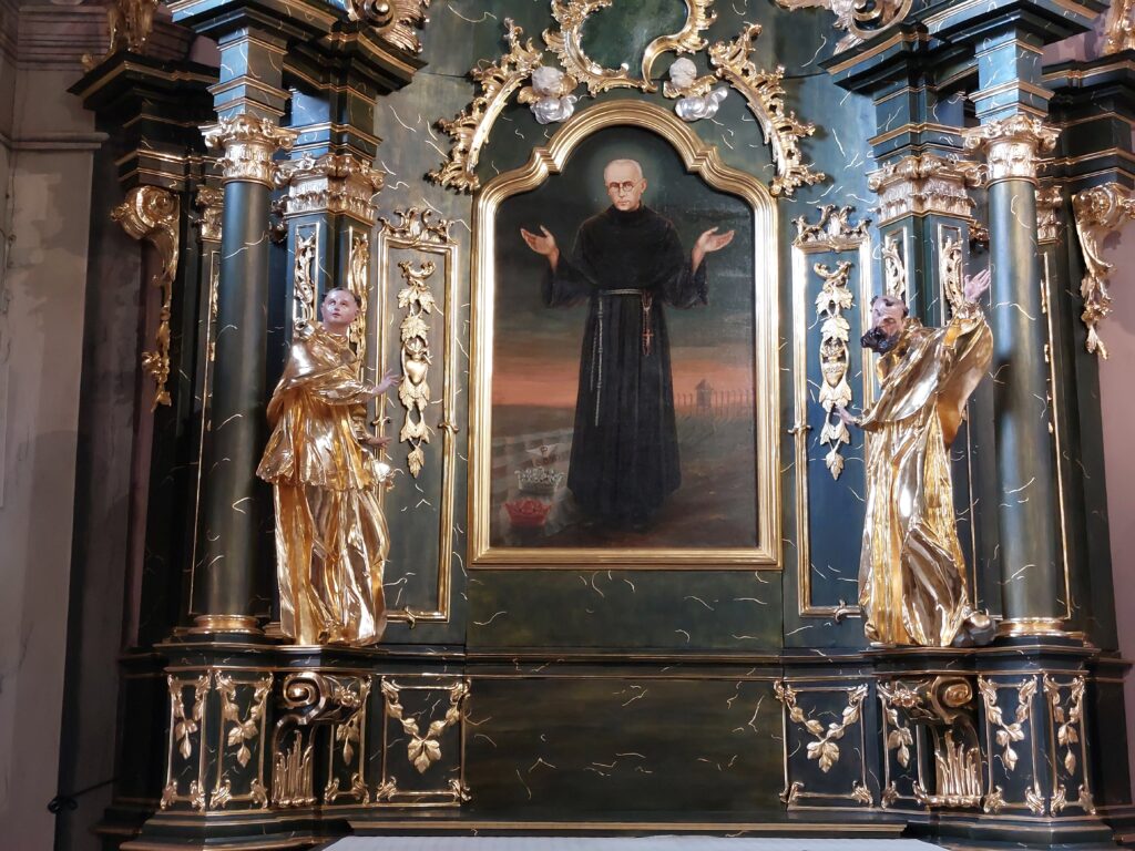 Ołtarz św. Maksymiliana Marii Kolbe i św. Rodziny odnowiony dzięki dofinansowaniu