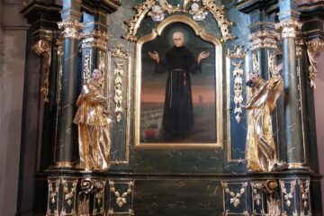 Ołtarz św. Maksymiliana Marii Kolbe i św. Rodziny odnowiony dzięki dofinansowaniu