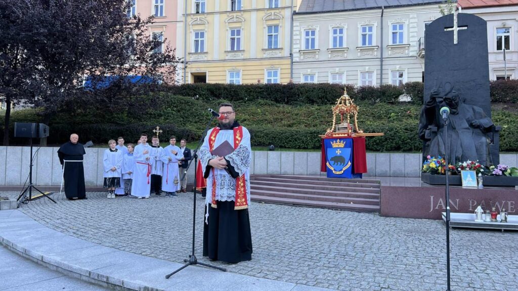 Wincentiada rozpoczęła się 24 sierpnia uroczystym wyprowadzeniem relikwii św. Wincentego z kościoła oo. Franciszkanów na Plac Niepodległości.